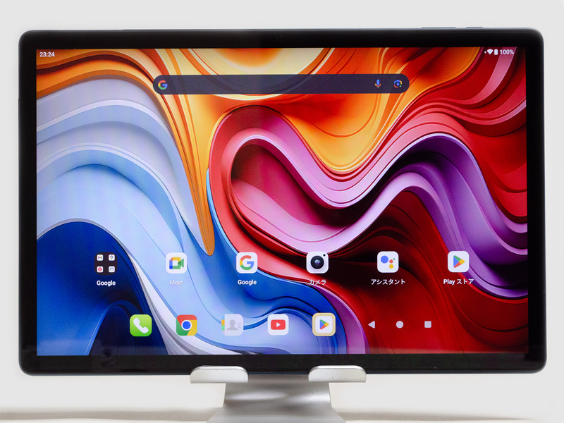 前面。パネル中央上にWebカメラ。縁はそこそこある
