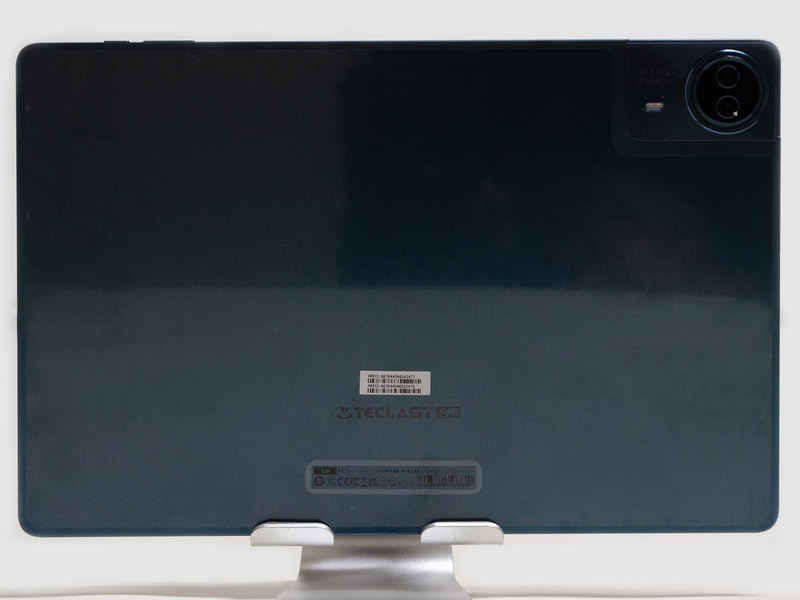 背面色はメタリックな深いグリーン(保護シートを貼ったまま撮影)。右上にカメラ群