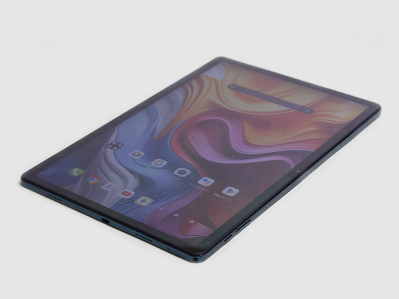 右側面にスピーカー2基、USB Type-C、Dual Nano SIM + microSDカードスロット、3.5mmジャック。上側面に電源ボタン、音量±ボタン