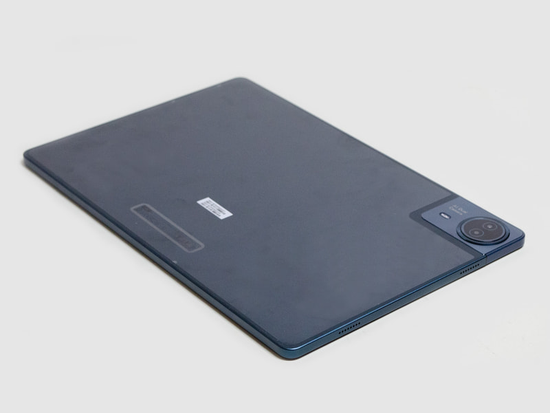 左側面にスピーカー2基。下側面には何もない