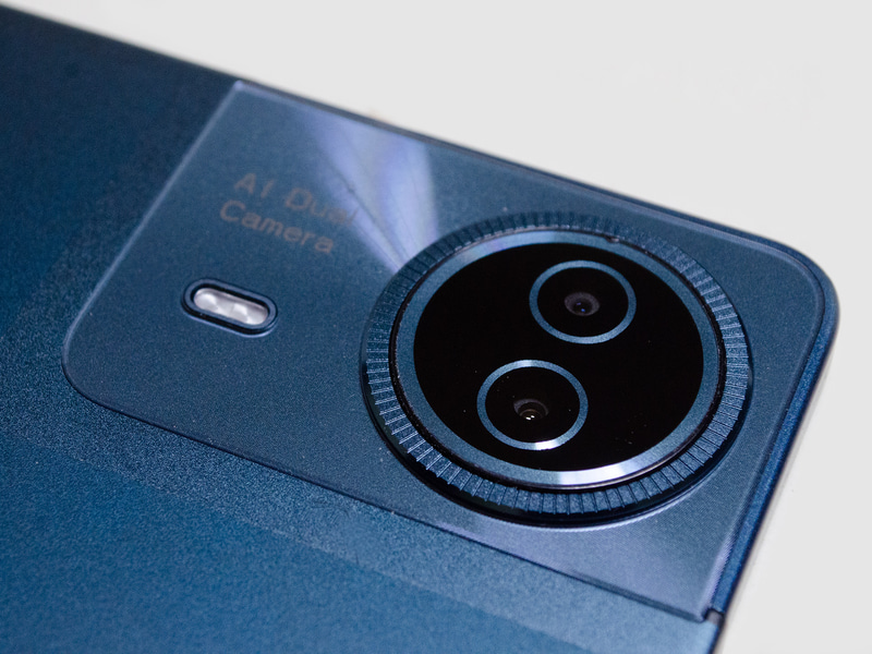 カメラ。上が1,300万画素、下が8万画素