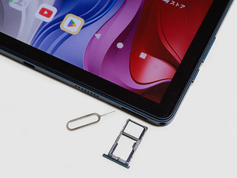 Dual Nano SIM + microSDスロット。奥がSIM 1。手前のSIM 2はmicroSDカードと排他