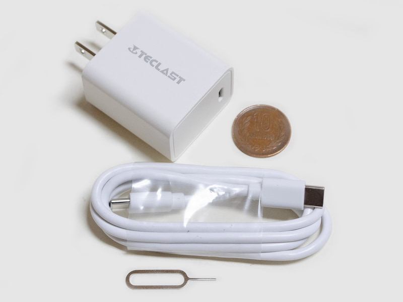 付属品はACアダプタ(15W)、USB Type-Cケーブル、イジェクトピン