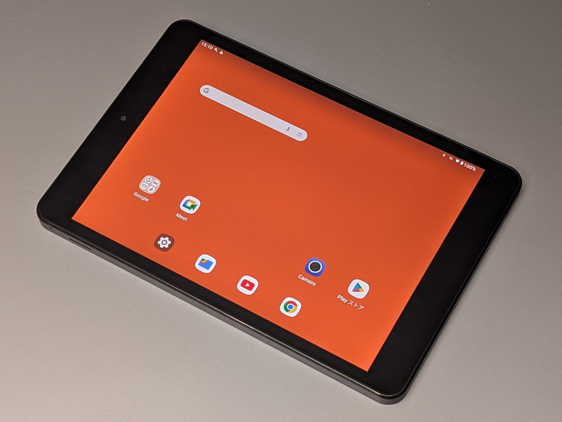 本体外観。前面カメラは短辺側(この写真では左側)にある