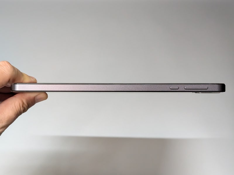 上面。音量ボタンと電源ボタンが配置されている