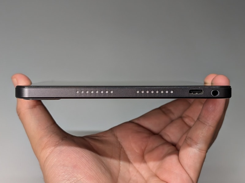 右側面。スピーカー、USB Type-Cポート、イヤフォンジャックが配置されている。この反対側の左側面にはポートやボタン類はない