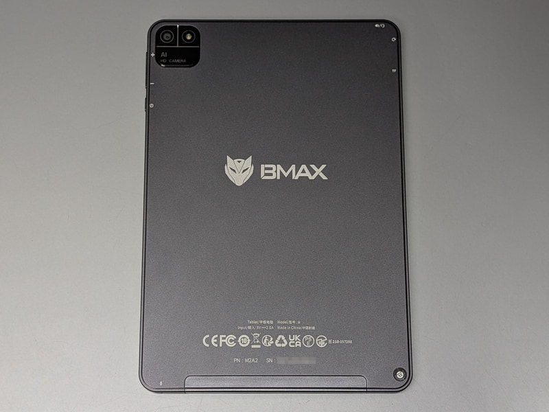 背面。ブランド名をはじめとしたシルク印字がややチープな印象を与える