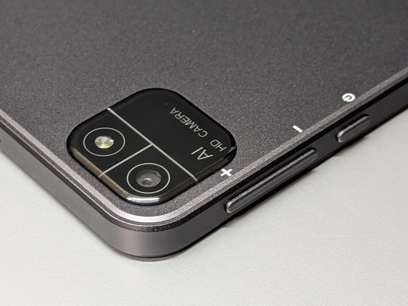 背面カメラはやや突起があるが緩やかでそれほど気にならない