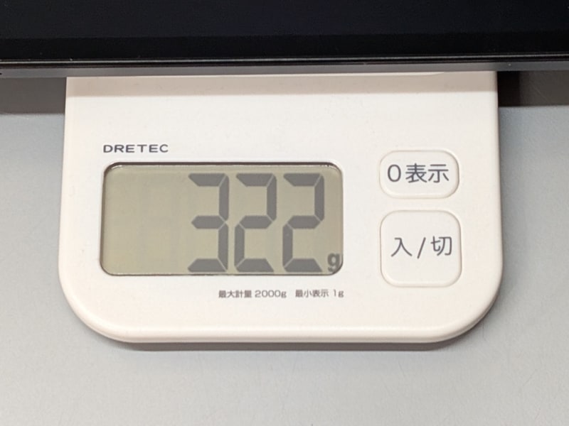 重量は実測322g。7.9型としては軽くもなく重くもなくといったところ