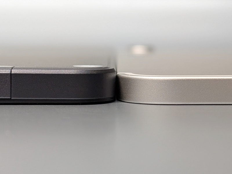 厚みの比較。第7世代iPad mini(右)に比べるとやや厚みがある