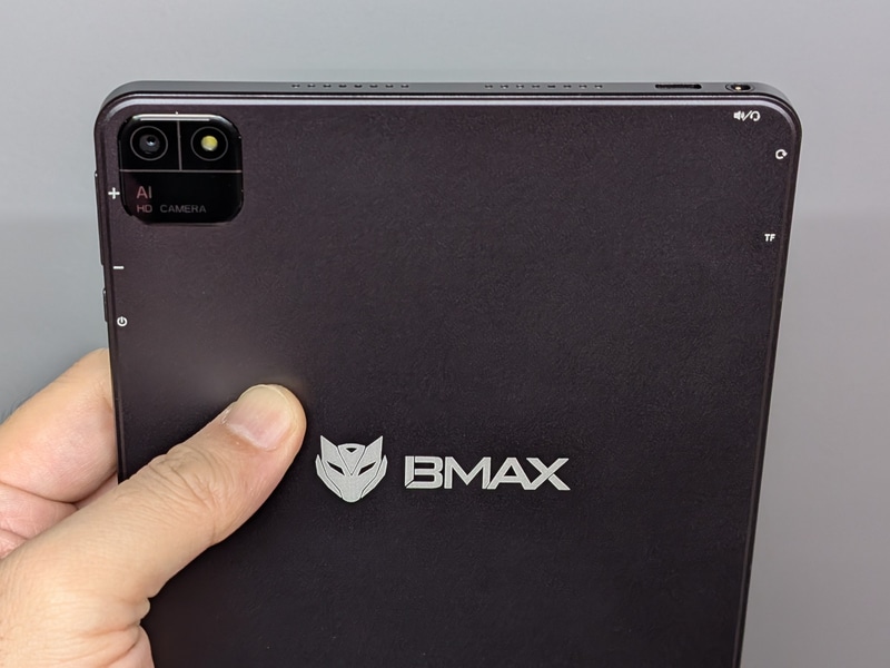 背面から位置を確認したい頻度がもっとも高いであろうUSB Type-Cポートだけがアイコン表示がないのが解せないところ