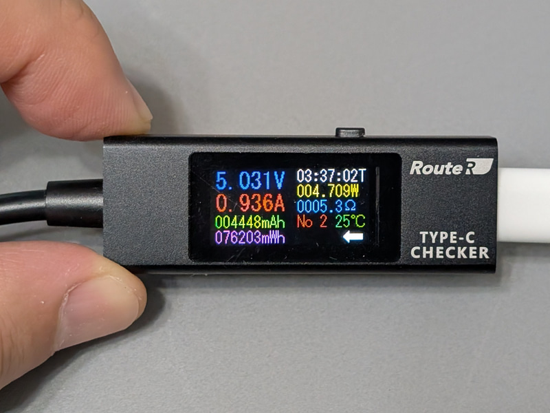USB PD充電器とUSB Type-Cケーブルで充電中。最大でも5W程度しか出ない