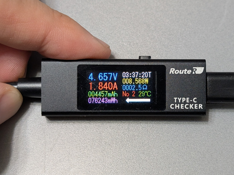 一般的なUSB Type-A仕様の充電器とUSB A-Cケーブルで充電中。むしろこちらのほうが8～9Wと高速に充電できる