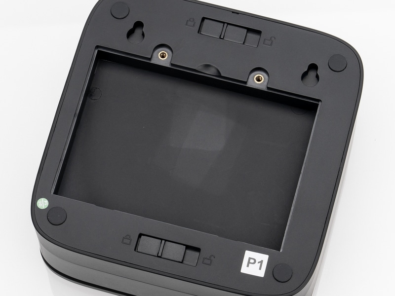 裏蓋を外すと2.5インチサイズのストレージを搭載可能