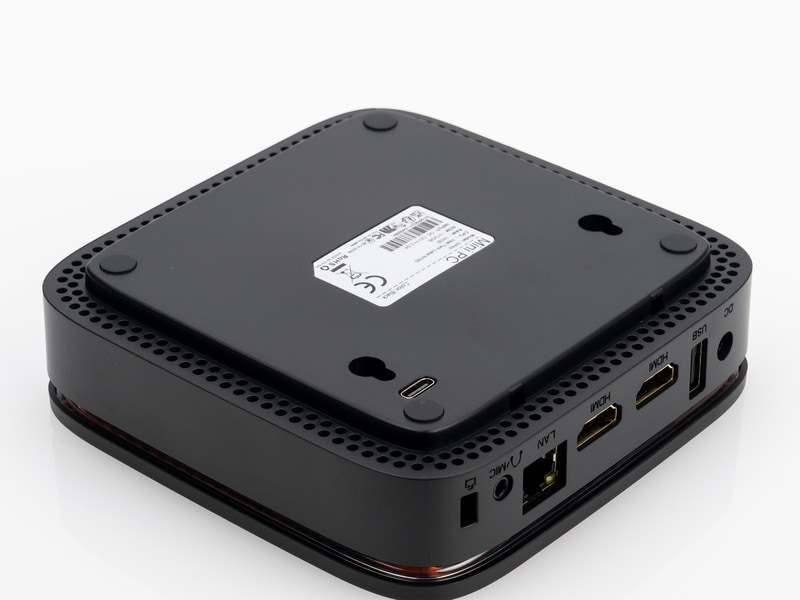 裏面のロックを解除すると簡単に切り離せる、接続はUSB Type-Cを使用