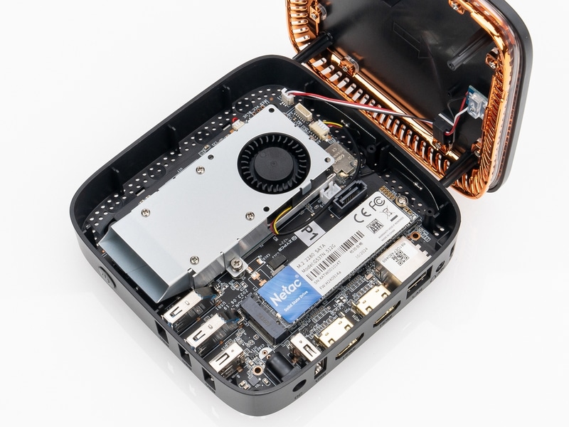 ネジ4本を取り外すと天板側が開く