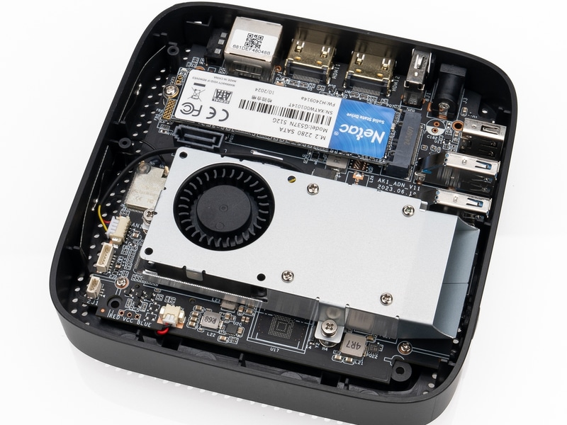 CPUは小ぶりなブロアファンで冷却