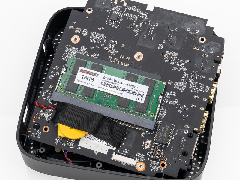 基板の裏側にKINSOTIN DDR4-16GB-NB-2666MHzメモリが潜んでいる