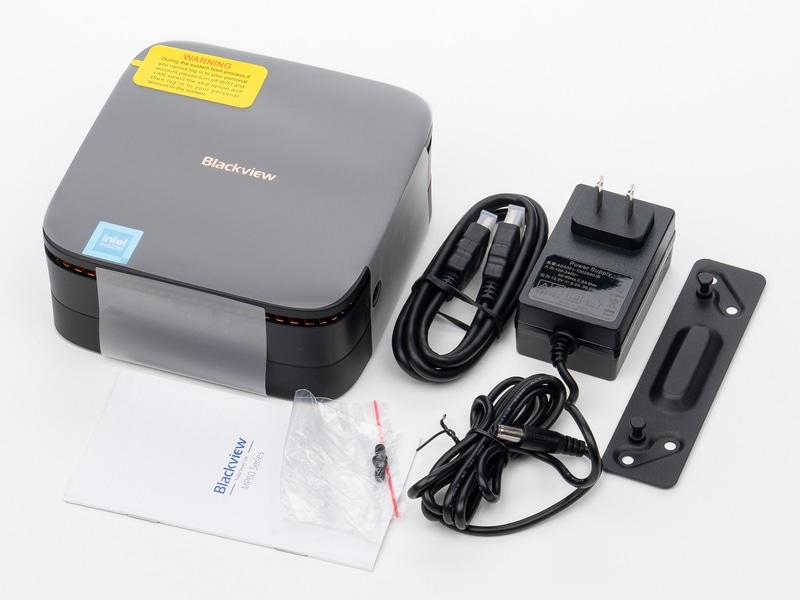 付属品は必要最低限、ACアダプタの出力は12Vの2.5Aで30W出力