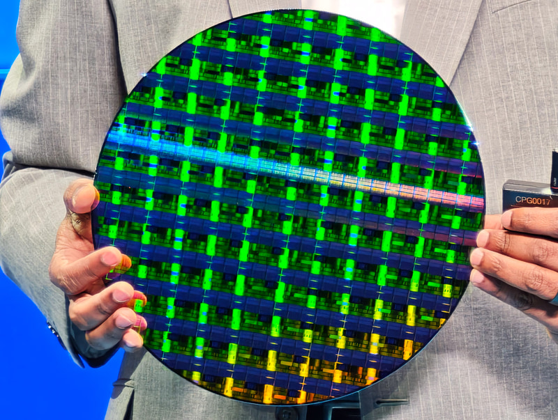 Intelが公開したIntel 14Aの試作ウェハ、2027年に大量生産が計画されている