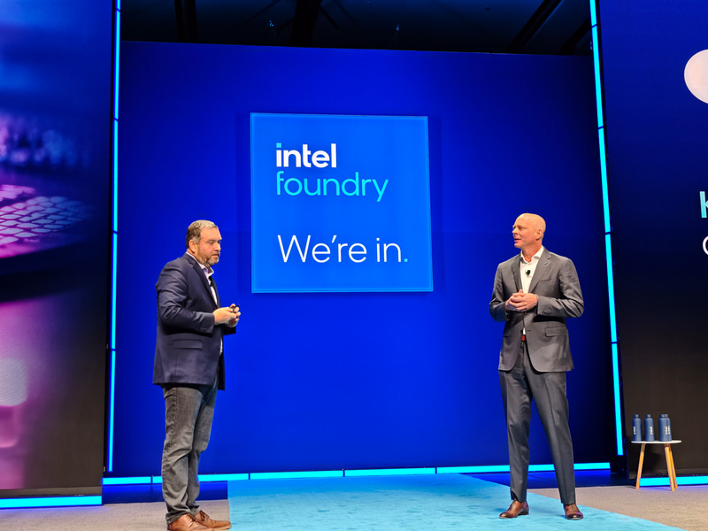 講演の後半ではAmkor Technology CEO ケビン・エンゲル氏(左)も登壇