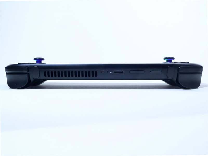 天面部にはLBボタン/LTトリガー/LCボタン、RBボタン/RTトリガー/RCボタンのほか、排気口およびUSB4、OCuLink端子、ボリュームスイッチ、指紋認証センサー内蔵の電源ボタンを備える