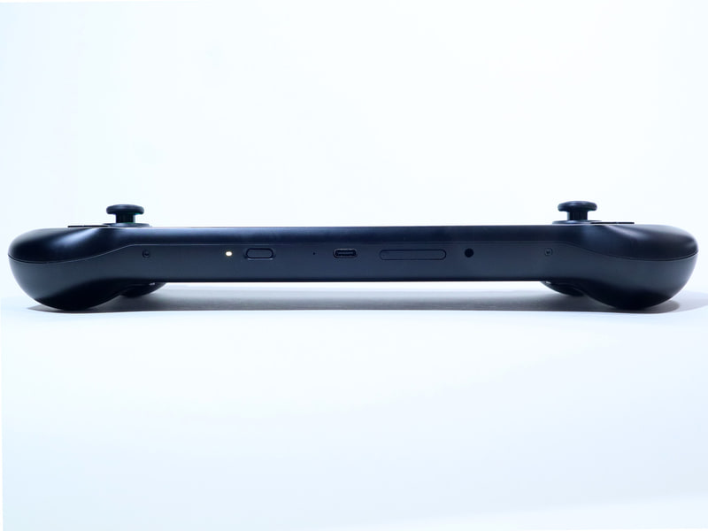 底面部にはコントローラーモード/キーボード&マウスモード切替ボタン、USB4、microSDカードスロット、3.5mmヘッドセットジャックを備える