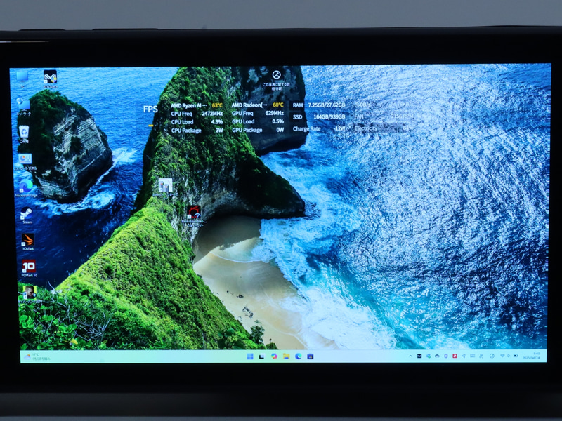 ディスプレイは7型/1,920×1,080ドットのOLEDを搭載