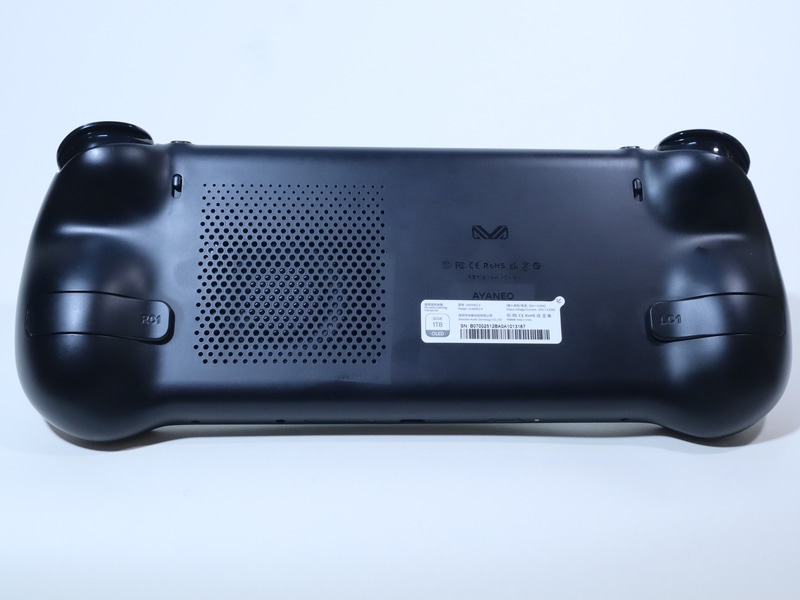 本体背面にはゲーム用のRC1/LC1背面ボタンやLT/RTトリガーのロックスイッチのほか、大型の吸気口を備える