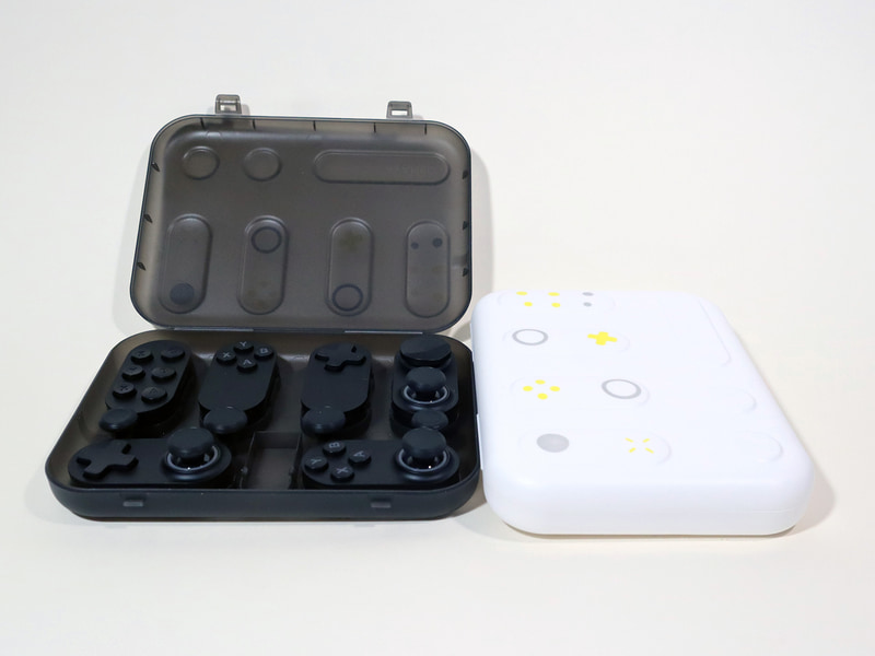 AYANEO 3に対応した別売オプションのMagic Module。空のケースも1つ付属する