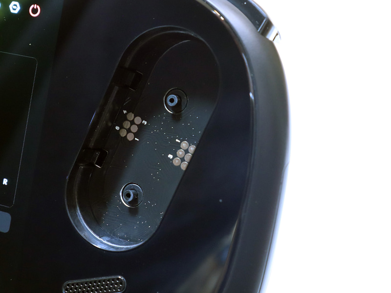 モジュールを外した後の本体内部を見ると、中央部の両端に6ピンの端子が2か所あるのが分かる