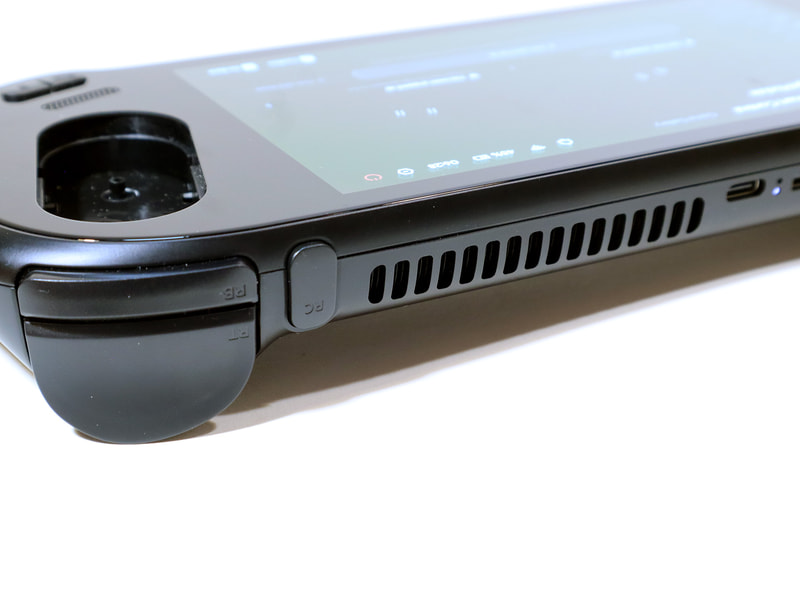 本体側面にはポータブルゲーミングPCではお馴染みのLT/RTトリガーやLB/RBボタン、そしてAYANEOシリーズではお馴染みのLC/RCボタンも備える