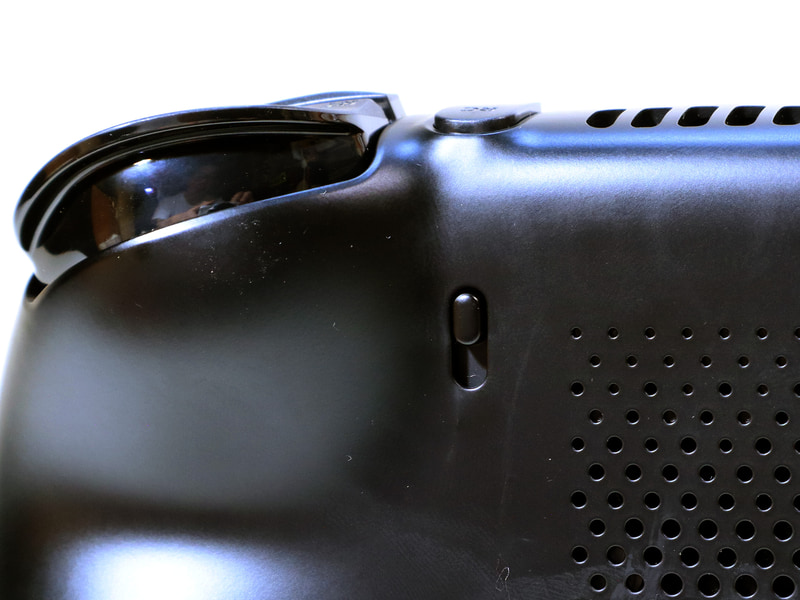 LT/RTトリガーをロックするスイッチも備える