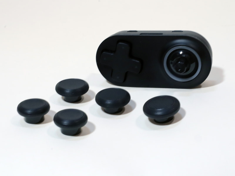 アナログスティックの上部は引っ張ることで簡単に抜けるので、付属の別サイズのものと交換できる