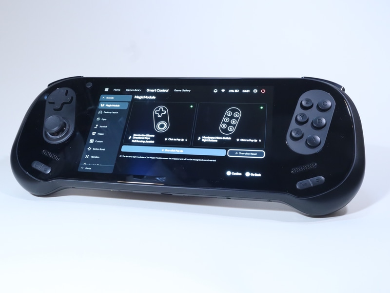 格闘ゲームを遊ぶのに適していそうな6ボタンモジュールを装着。でも、このレイアウトに慣れてしまうと、ほかのコントローラに移れなくなってしまうのは間違いない。慣れたらとても使いやすそうなレイアウトだけに惜しい