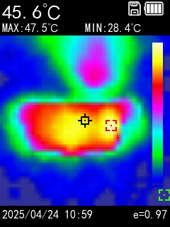 サーマルイメージャーを使用してベンチマーク実行中のAYANEO 3をチェックしたところ。コントローラ部はあまり熱を感じないのだが、ディスプレイ部がかなり高温になっており、触れるとかなりの熱さを感じる
