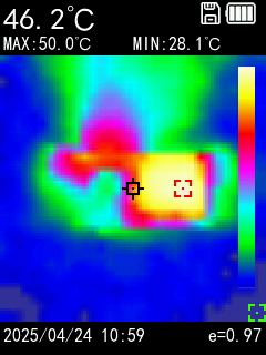 背面部は吸気口周辺は低温ながら、CPUのある位置はかなり高温になっている