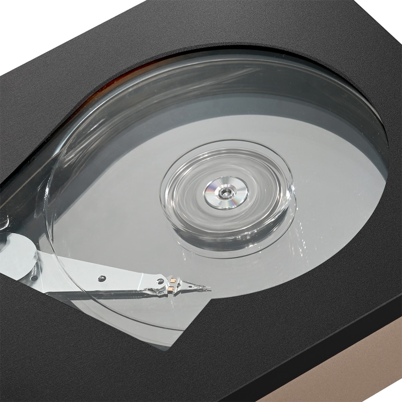 透明な「スケルトンウィンドウ」により稼働中のHDD内部が見える設計