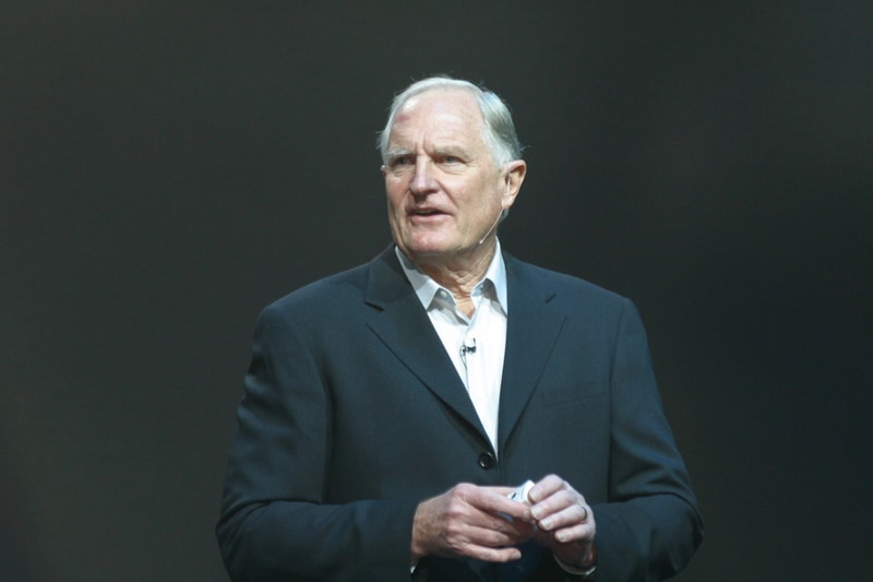 クレイグ・バレット氏(Intel CEO在任中、2005年CESにおける基調講演で撮影)