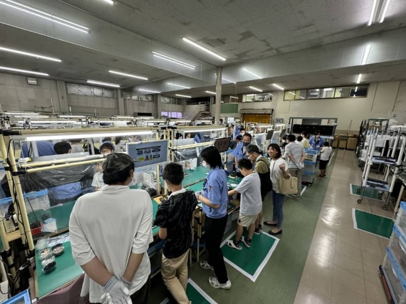 飯山市にあるマウスコンピューターの製造工場の様子。写真は2024年7月開催の「親子パソコン組み立て教室」より