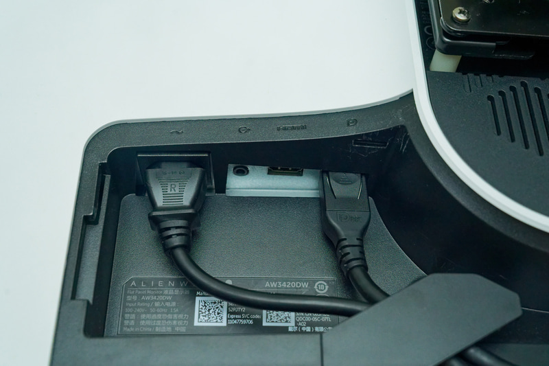 しかし入力がDisplayPort×1(最大120Hz)とHDMI×1(最大50Hz)のみというやや残念な仕様なので、KVMドックを導入したくなった