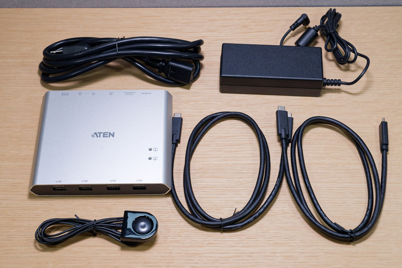 付属品はACアダプタとType-Cケーブル×2、それと切り替え用リモコンスイッチ