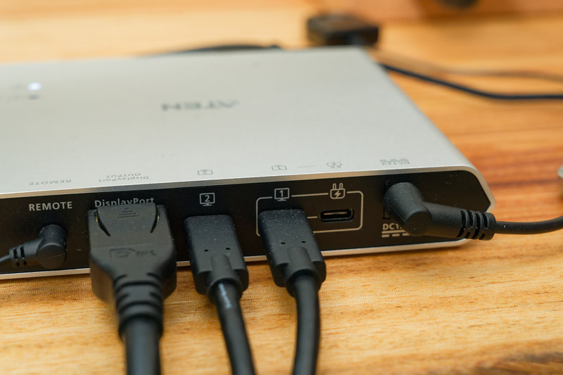 とりあえずポート1にデスクトップPC、ポート2にMacBook Airを接続する形に。できればMacBook Airにスルー給電したかったが