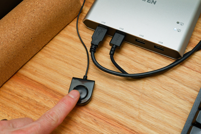 付属のリモコンスイッチで切り替え