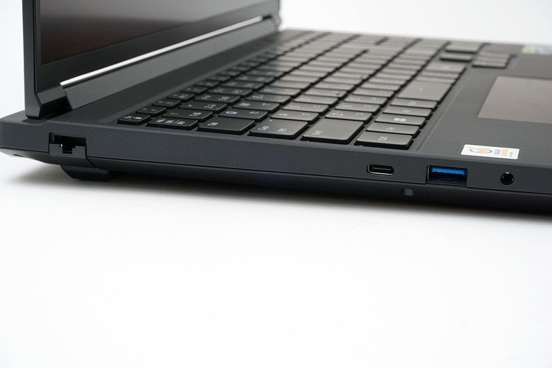 左側面に2.5Gの有線LAN、USB 3.2 Gen 2(DP対応)、USB 3.2 Gen 1、ヘッドセット端子