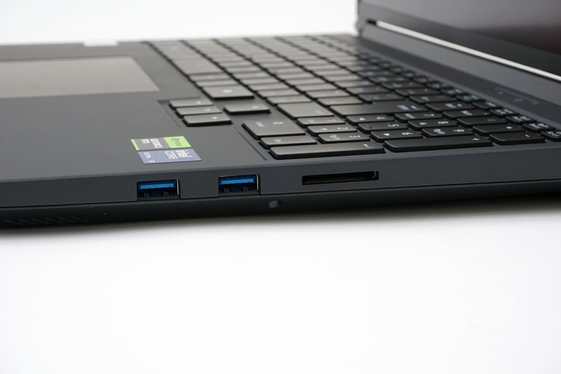 右側面にSDカードスロット、USB 3.2 Gen 1 2基