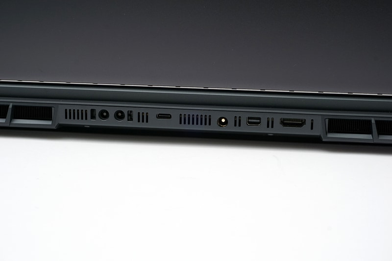 背面にThunderbolt 4、Mini DisplayPort出力、HDMI出力