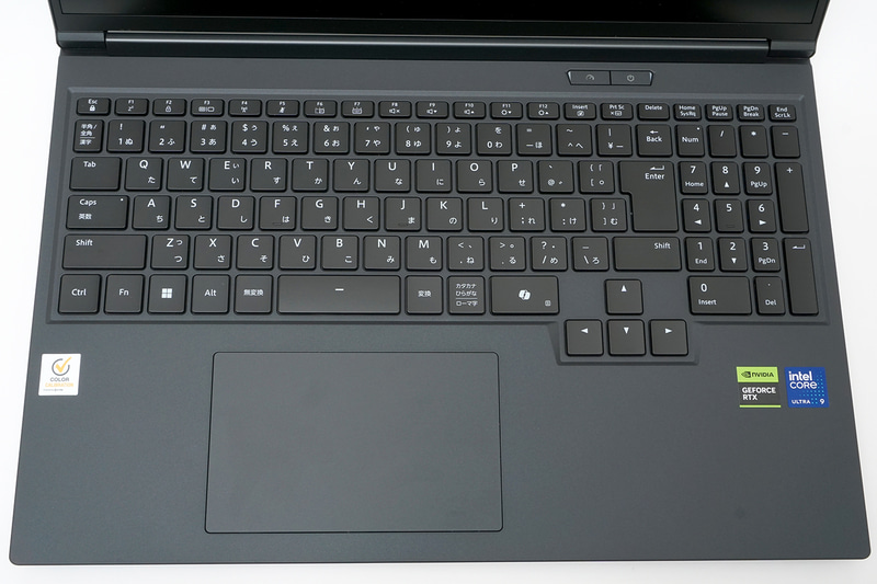 キーボードは日本語配列だ。テンキーも備わっている