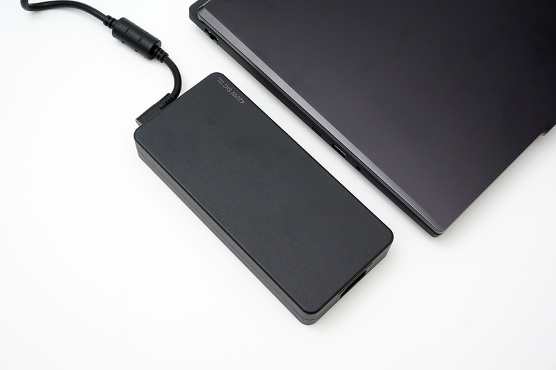 ACアダプタは420Wの大出力なのでCPU、GPUに十分な電力を供給できる