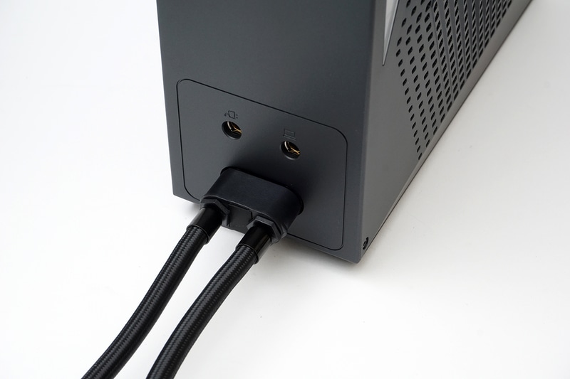 水冷チューブで水冷BOXとノートPC本体を接続する。それぞれ専用のコネクタが用意されている